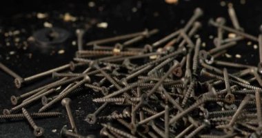 Üretim marangozluk vidaları kapalı çapraz kafa, masaya kendi kendine dokunan vidalar, endüstri arka planı.
