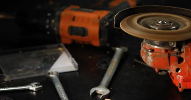 Close Grinder Machine Working Rotation Grinds Metal Workshop Metalworking — стоковое видео