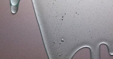 Gümüş dokuya akan mavi krem sıvı jel serumu, makyaj ve kozmetik arka plan, cilt bakımı veya saç ürünü