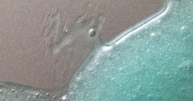 Gümüş dokuya akan mavi krem sıvı jel serumu, makyaj ve kozmetik arka plan, cilt bakımı veya saç ürünü