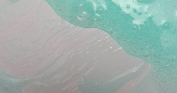 Blaue Creme Flüssiges Gel Serum Fließt Nach Unten Auf Graue — Stockvideo