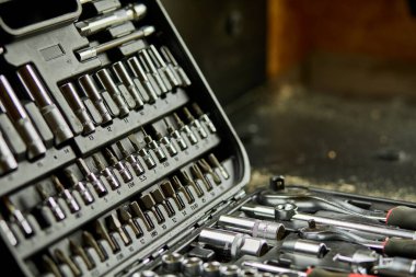 Çalışma araçları ile set kutusunu aç farklı metal başlıklar ve bitler atölyede, değiştirilebilir tornavida seti.