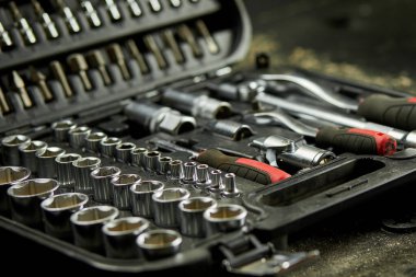 Çalışma araçları ile set kutusunu aç farklı metal başlıklar ve bitler atölyede, değiştirilebilir tornavida seti.