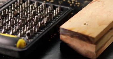 Tornavida için farklı tipte metal başlıklı bir adam atölyeye bir tane koydu.