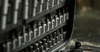 İnsan eli, atölyedeki farklı metal başlıklı ve biti tipli set kutusundan çalışma araçlarını alır, değiştirilebilir tornavida seti.