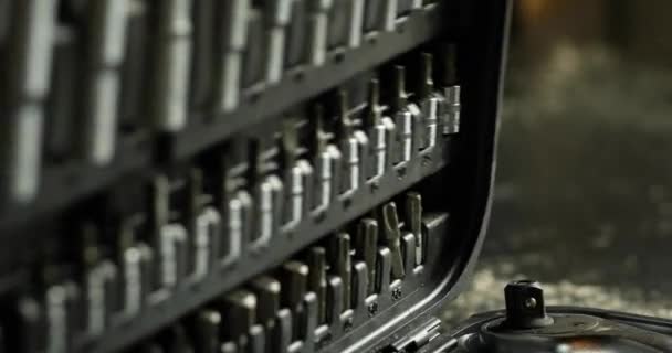 Рука Людини Бере Робочі Інструменти Набору Коробки Різними Типами Металевих — стокове відео