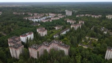 Çernobil Ukrayna 'nın yüksek radyoaktivite bölgesi, terk edilmiş hayalet şehir Pripyat' ın kalıntıları, binaların kalıntıları..