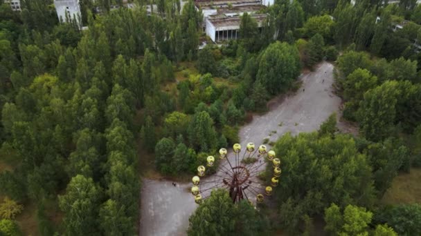 在鬼城Pripyat Ukraine的游乐园里 空中俯瞰着被遗弃的老摩天轮 切尔诺贝利核电站转让区 — 图库视频影像