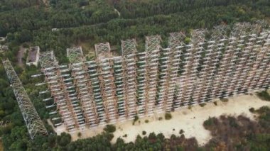 Ukrayna 'nın Çernobil Yasaklama Bölgesi' ndeki terk edilmiş askeri üste Duga radar sisteminin eski kalıntılarının hava görüntüsü