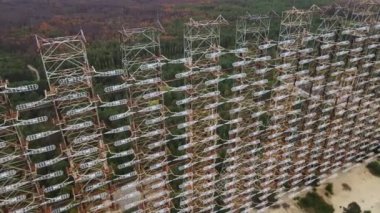Ukrayna 'nın Çernobil Yasaklama Bölgesi' ndeki terk edilmiş askeri üste Duga radar sisteminin eski kalıntılarının hava görüntüsü