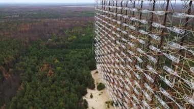 Ukrayna 'nın Çernobil Yasaklama Bölgesi' ndeki terk edilmiş askeri üste Duga radar sisteminin eski kalıntılarının hava görüntüsü