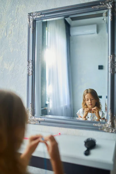 Menina Bonita Penteando Sozinha Cabelo Frente Espelho Escovando Cabelo Casa — Fotografia de Stock