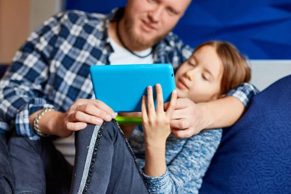 Padre Feliz Con Hija Usando Tableta Sala Estar Sofá Casa — Foto de Stock