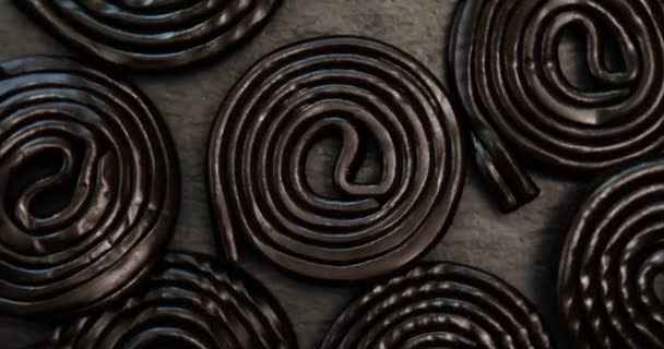 Forgatás Lapos Feküdt Ízletes Fekete Édesgyökér Cukorka Fekete Háttér Candy — Stock videók