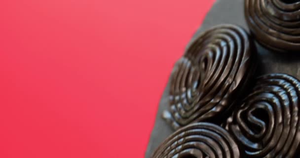 Forgatás Lapos Feküdt Ízletes Fekete Édesgyökér Cukorka Fekete Háttér Candy — Stock videók