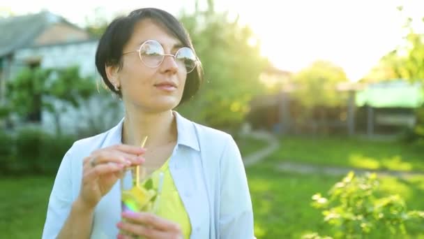 Mujer Bebiendo Limonada Cítrica Verano Con Paja Metálica Reutilizable Fiesta — Vídeos de Stock