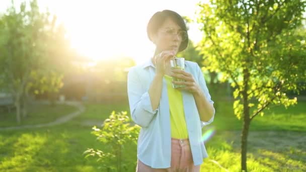 Kobieta Pijąca Letnią Lemoniadę Cytrusową Słomkami Wielokrotnego Użytku Strona Podwórku — Wideo stockowe