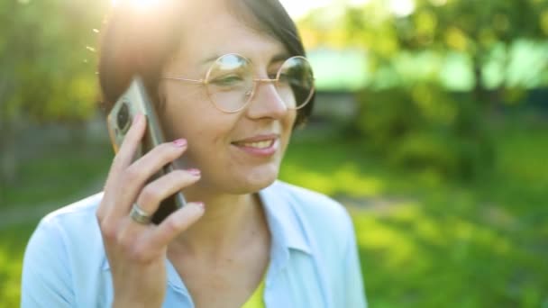 Glad Kvinna Glasögon Pratar Mobiltelefon Utomhus Begreppet Fritid Med Prylar — Stockvideo