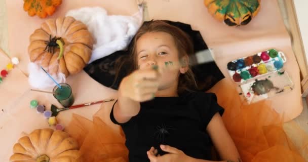 Tampilan Atas Gadis Tersenyum Tergeletak Lantai Antara Menggambar Labu Halloween — Stok Video