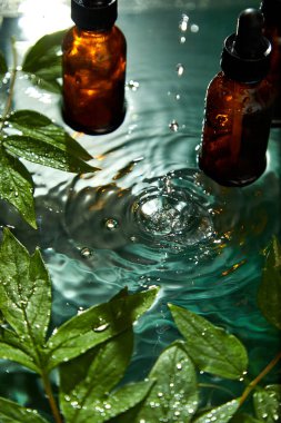 Bitkisel serum, petrol kozmetik reklamı, basit ve doğal cilt bakımı, su dalgalanması ve yeşil yaprak ile hazırlanan ürün.