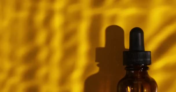 Плоская Бутылка Травяной Сывороткой Косметическая Реклама Масла Простая Натуральная Концепция — стоковое видео