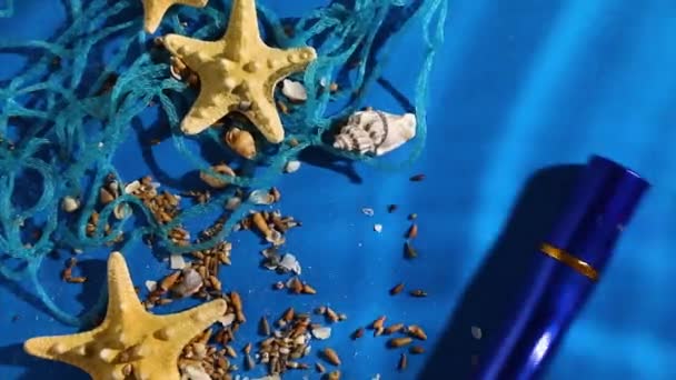 Плоский Флакон Духов Водном Фоне Морскими Звездами Морскими Океаническими Молниями — стоковое видео