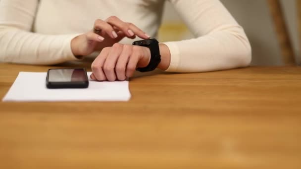 Unrecognizable Woman Using Smartwatch Freelancer Female Smart Watch Female Wrist — Stock Video