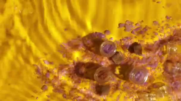 平铺瓶装海盐与天然矿泉产品化妆品 产品模型与水波 干净的水溅在黄色背景阳光 — 图库视频影像