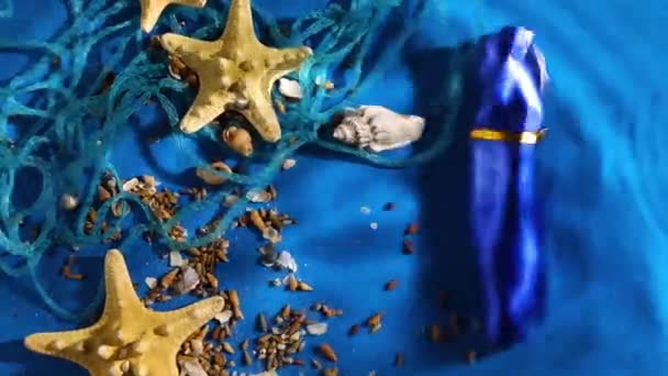 Ploché Ležel Parfém Láhev Vody Pozadí Hvězdice Mořské Nebo Oceánské — Stock video