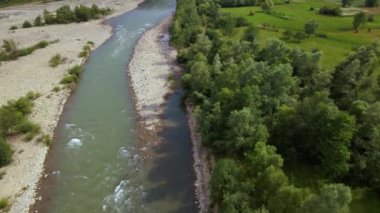 Güney Böcek nehri ve granit dağlarının hava manzarası, sahildeki ormanın yaz manzarası rafting ve kano için ünlü yer, Ukrayna
