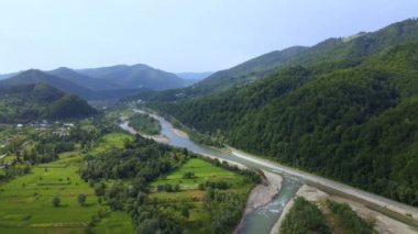 Güney Böcek nehri ve granit dağlarının hava manzarası, sahildeki ormanın yaz manzarası rafting ve kano için ünlü yer, Ukrayna