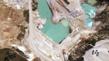 Hava manzaralı taş ocağı porselen porselen, kaolin, turkuaz su ve beyaz sahil, insansız hava aracı açık maden madeni kaolini su ile dolmuş, Ukrayna