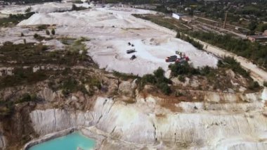 Hava manzaralı taş ocağı porselen porselen, kaolin, turkuaz su ve beyaz sahil, insansız hava aracı açık maden madeni kaolini su ile dolmuş, Ukrayna