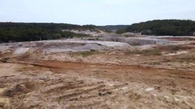 Hava manzaralı taş ocağı porselen porselen, kaolin, turkuaz su ve beyaz sahil, insansız hava aracı açık maden madeni kaolini su ile dolmuş, Ukrayna