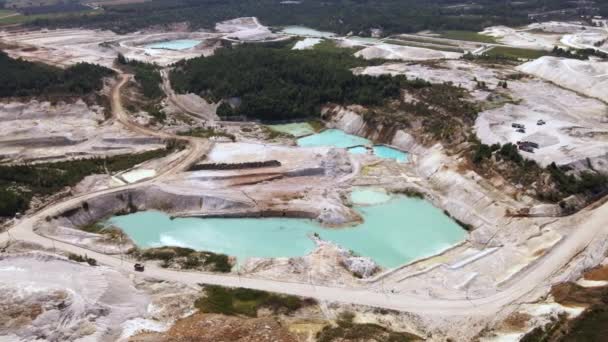 Luftaufnahme Steinbruch Gewinnung Porzellan Ton Kaolin Mit Türkisfarbenem Wasser Und — Stockvideo