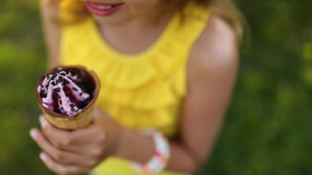 Chica Feliz Con Frenillos Comiendo Helado Italiano Cono Sonriendo Mientras — Vídeos de Stock