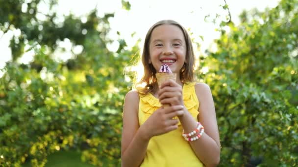 Glückliches Mädchen Mit Zahnspange Das Sommertagen Lächelnd Italienische Eistüte Isst — Stockvideo
