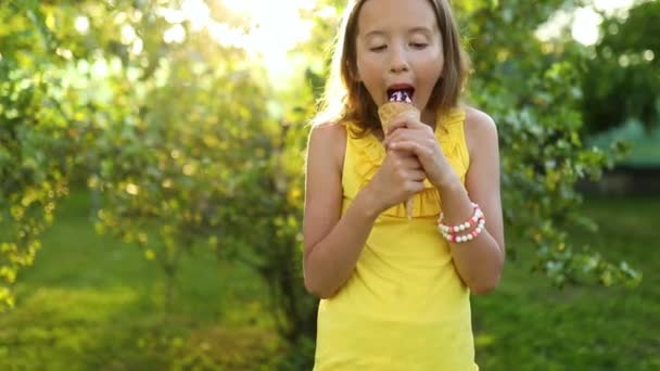 Glückliches Mädchen Mit Zahnspange Das Sommertagen Lächelnd Italienische Eistüte Isst — Stockvideo