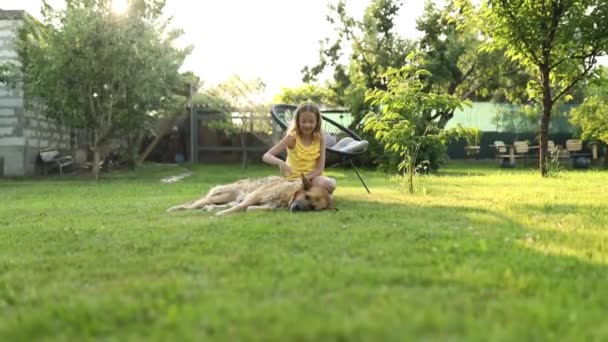 Şirin Kız Yaşlı Köpek Parkta Çimlerin Üzerinde Yaz Gününün Tadını — Stok video