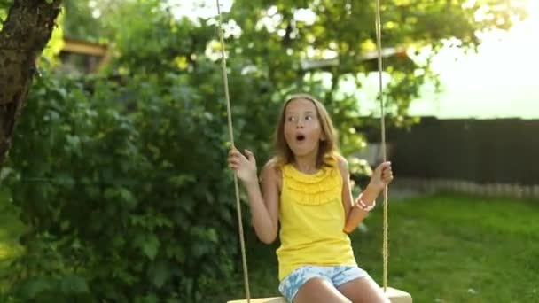 Gelukkig Blootsvoets Lachend Kindmeisje Schommelend Een Schommel Zonsondergang Zomerdag Achtertuin — Stockvideo