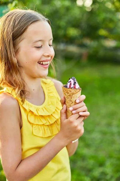 Šťastná Dívka Rovnátka Jíst Italskou Zmrzlinu Kužel Úsměvem Při Odpočinku — Stock fotografie