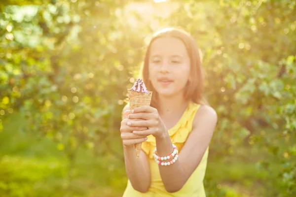 Šťastná Dívka Rovnátka Jíst Italskou Zmrzlinu Kužel Úsměvem Při Odpočinku — Stock fotografie