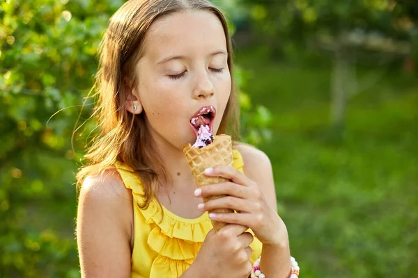 Fille Heureuse Avec Bretelles Manger Cône Crème Glacée Italienne Souriant — Photo