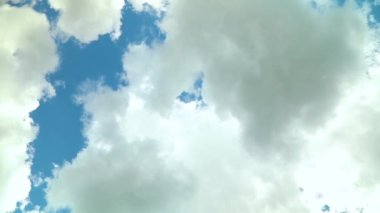 Beyaz bulutlar parlak mavi bir gökyüzünde uçar, Bulut hızlandırılmış zaman arkaplanı.