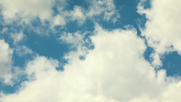 白い雲が青い空を飛んで 雲の時間の経過自然背景 — ストック動画