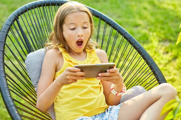 Happy Kid Girl Gra Grę Telefon Komórkowy Parku Zewnątrz Dziecko — Zdjęcie stockowe