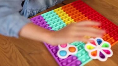 Çocuk büyük silikon popit, basit gamzeler, kabarcık oyuncaklar, stres önleyici oyuncaklar atıyor. Akıl sağlığı oyuncağı konsepti