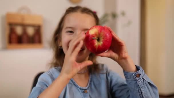 Glad Känslomässig Liten Flicka Håller Rött Ett Äpple Händerna Täcker — Stockvideo