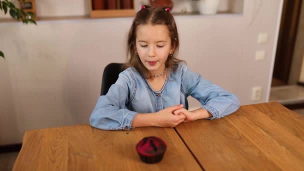 Gyermek Aranyos Lány Keres Édesség Torta Vegye Tedd Egy Tál — Stock videók