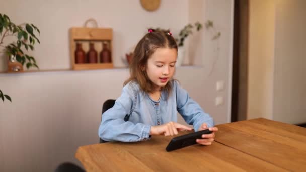 Happy Kid Meisje Spelen Spel Mobiele Telefoon Thuis Kind Met — Stockvideo